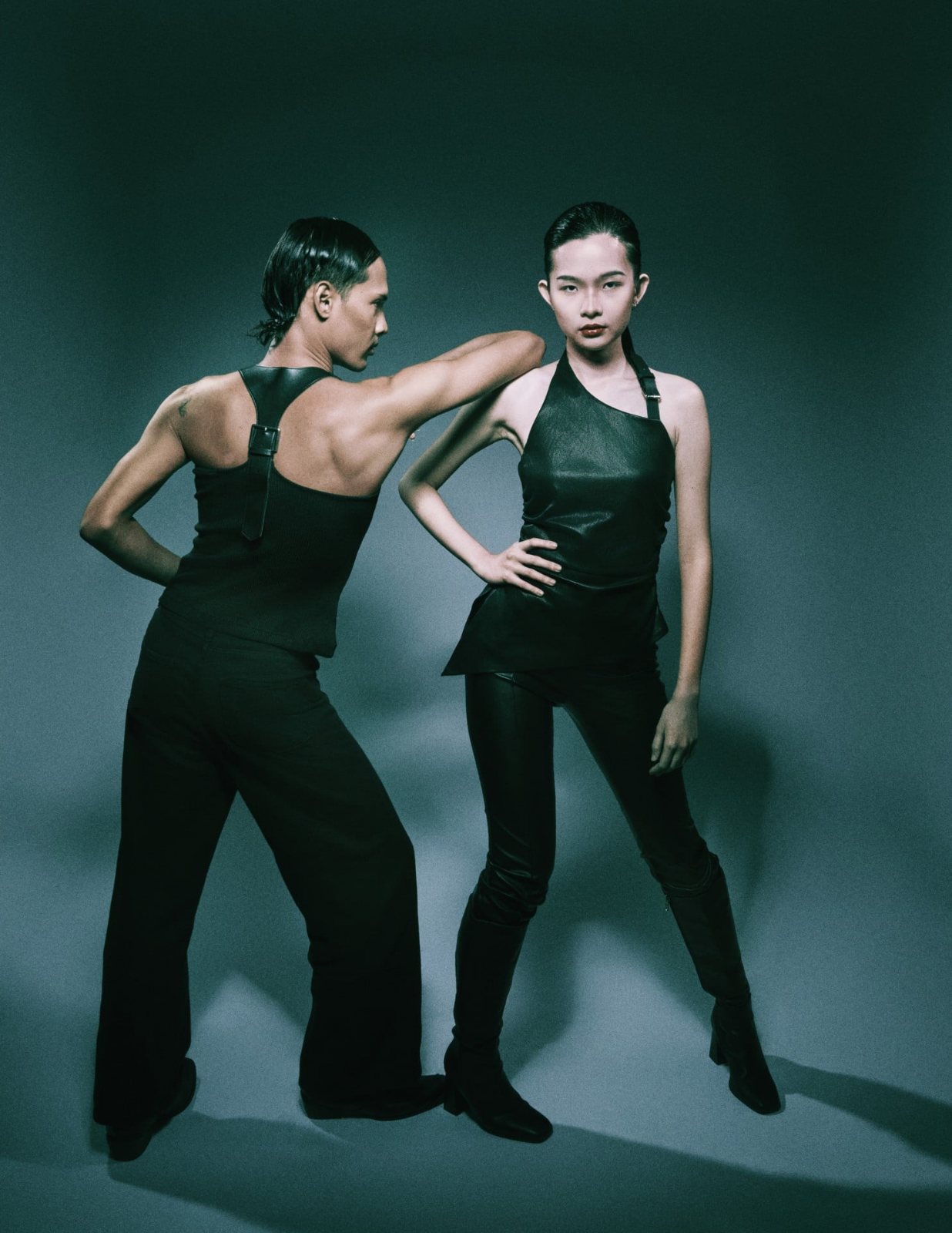 Duo portrait, leaning on shoulder