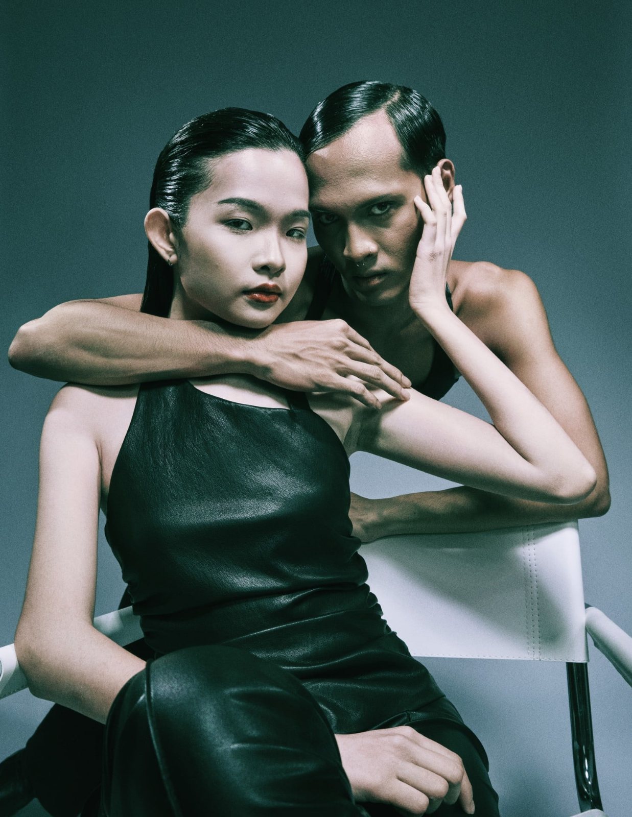 Duo portrait, embrace on a white chair