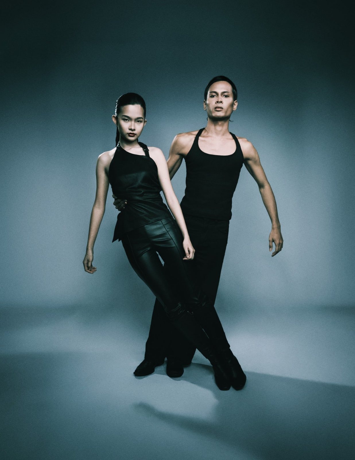 Duo portrait, standing with crossed legs